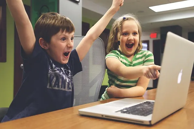 kids on laptop